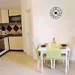 Apartment By The Sea - 549