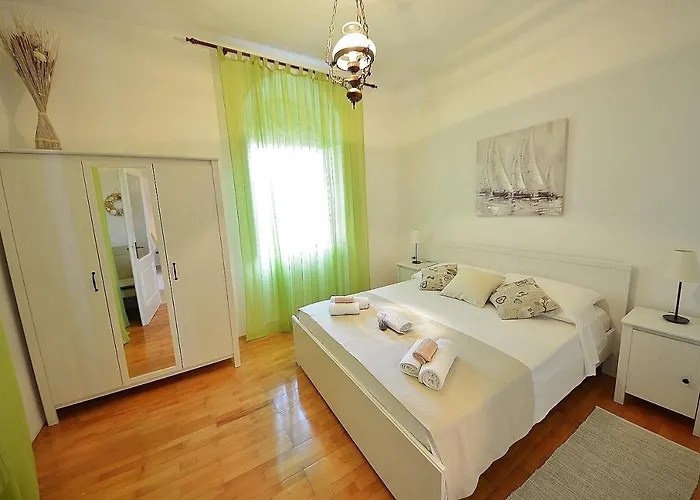 By The Sea - 549 Κόρτσουλα